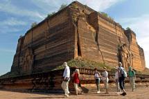 Tourists visit the Mingun Pahtodawgyi located in Sagaing, some 10 kilometers northwest of Mandalay, central Myanmar. Photo: EPA
