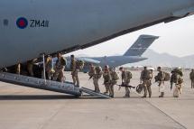 A handout picture released by the British Ministry of Defence (MOD) shows British military personnel boarding a Royal Air Force (RAF) A400M aircraft ahead of departing Kabul Airport on August 28, 2021 where they had been deployed as part of Operation PITTING to evacuate British nationsl and eligible Afghans under the Afghan Relocation and Assistance Program (ARAP). Photo: AFP