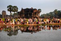 Tourists gather to watch the sun rise over the Angkor Wat temple complex, a UNESCO World Heritage Site, in Siem Reap province, on April 8, 2022. Photo: AFP