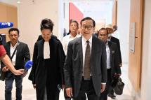 Lawyer Jessica Finelle (L) walks with her client Cambodian opponent in exile and leader of the Cambodia National Rescue Party (CNRP) Sam Rainsy (L), as they arrive at the court house accused in a defamation lawsuit filed by Cambodia's prime minister, in Paris on September 1, 2022. Photo: AFP