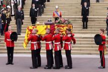 The Bearer Party take the coffin of Queen Elizabeth II, from the State Hearse, into St George's Chapel inside Windsor Castle on September 19, 2022, for the Committal Service for Britain's Queen Elizabeth II. Photo: AFP