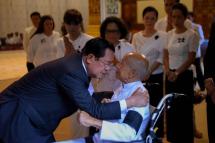 (FILES) In this file photo taken on November 20, 2019, Cambodia's Prime Minister Hun Sen (L) hugs Prince Norodom Ranariddh, leader of the royalist FUNCINPEC party during the funeral rite of Princess Norodom Buppha Devi at a pagoda in Phnom Penh. Photo: AFP