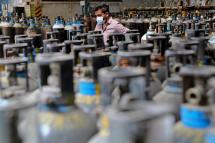 A general view showing empty oxygen cylinders returned from hospitals at oxygen filling center in Bangalore , India, 21 April 2021. Photo: EPA