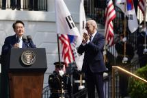 US President Joe Biden participates in a State Arrival Ceremony with President Yoon Suk Yeol of the Republic of Korea (L) on the South Lawn of the White House in Washington, DC, USA, 26 April 2023. Photo: EPA