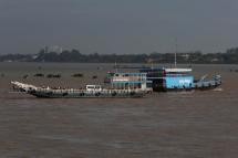 People travel along the Mekong River by boat, in Phnom Penh. Photo: EPA 