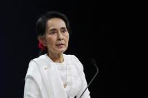 Myanmar's State Counsellor Aung San Suu Kyi (R) speaks during the World Economic Forum (WEF) on ASEAN at the National Convention Center in Hanoi, Vietnam, 13 September 2018. Photo: EPA