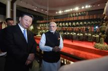 A handout photo made available by the Ministry of External Affairs, Government of India shows Chinese President Xi Jinping (L) and Indian prime minister Nanredra Modi (C) visiting the Hubei Museum in Wuhan, Hubei province, China, 27 April 2018. Photo: EPA-EFE/Indian Ministry of External Affairs Handout
