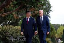 US President Joe Biden (R) and Chinese President Xi Jinping walk together after a meeting during the Asia-Pacific Economic Cooperation (APEC) Leaders' week in Woodside, California on November 15, 2023 / Photo: AFP