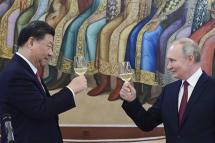 Chinese President Xi Jinping (L) and Russian President Vladimir Putin (R) toast at a reception in the Faceted Chamber of the Moscow Kremlin, Russia, 21 March 2023. Photo: EPA